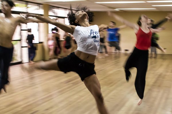 Danser pour se sentir bien : le pouvoir de la danse libre