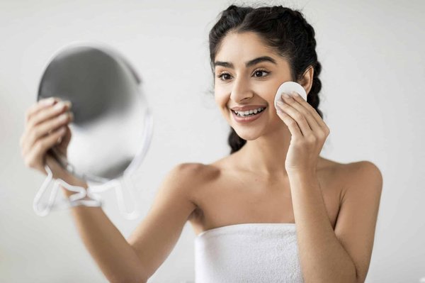 Assainir les peaux grasses : des solutions naturelles efficaces